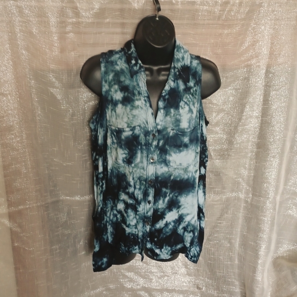 Rock and Republic Cold Shoulder Tie Dye Button down Top Sz XS, 18” PTP, 24” L